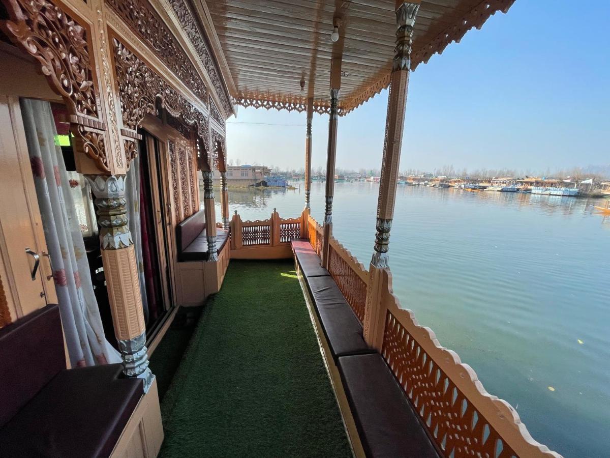 Floating Young Gulshan Houseboat Srīnagar Buitenkant foto