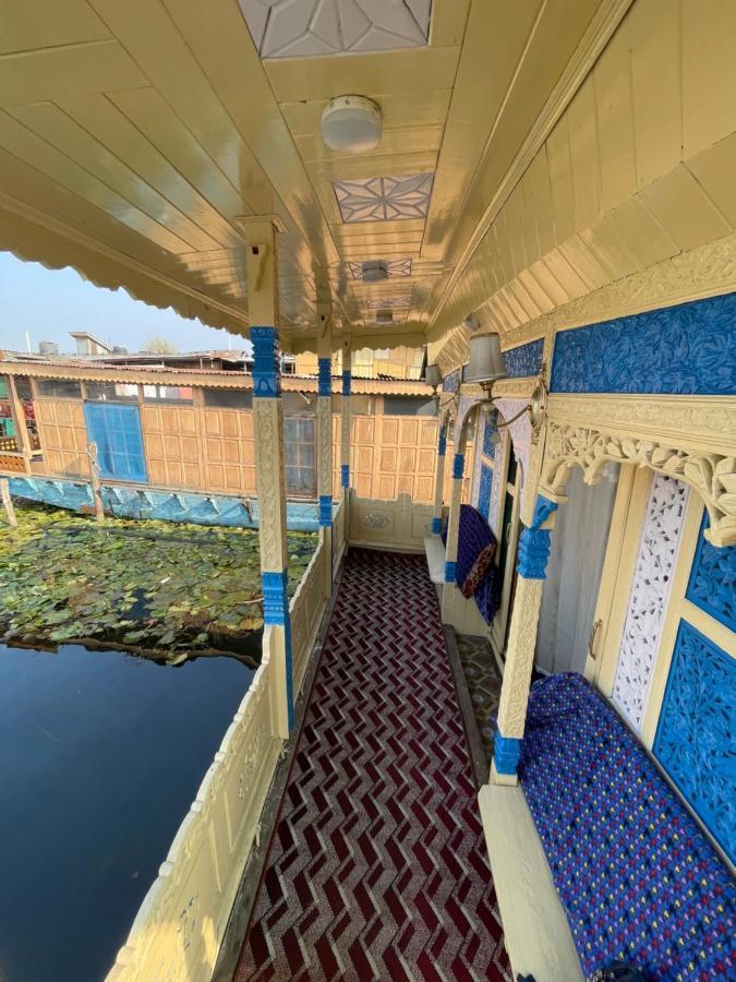 Floating Young Gulshan Houseboat Srīnagar Buitenkant foto