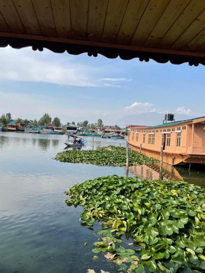 Floating Young Gulshan Houseboat Srīnagar Buitenkant foto