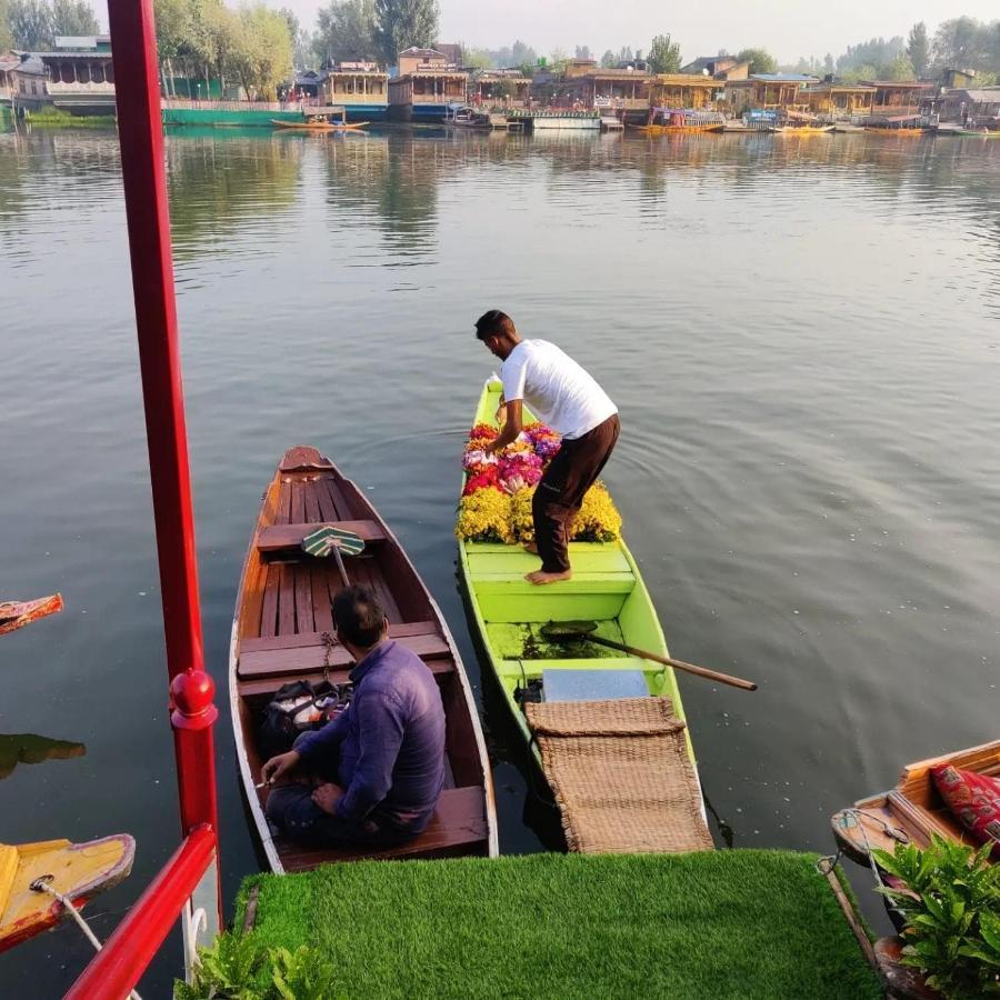 Floating Young Gulshan Houseboat Srīnagar Buitenkant foto