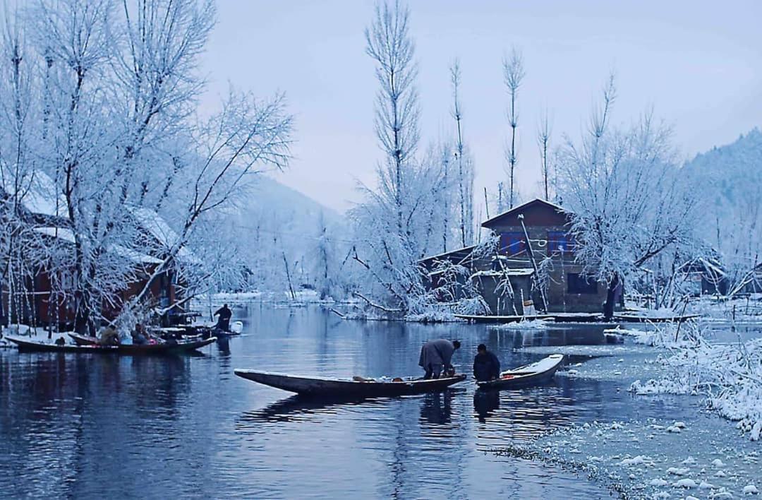 Floating Young Gulshan Houseboat Srīnagar Buitenkant foto