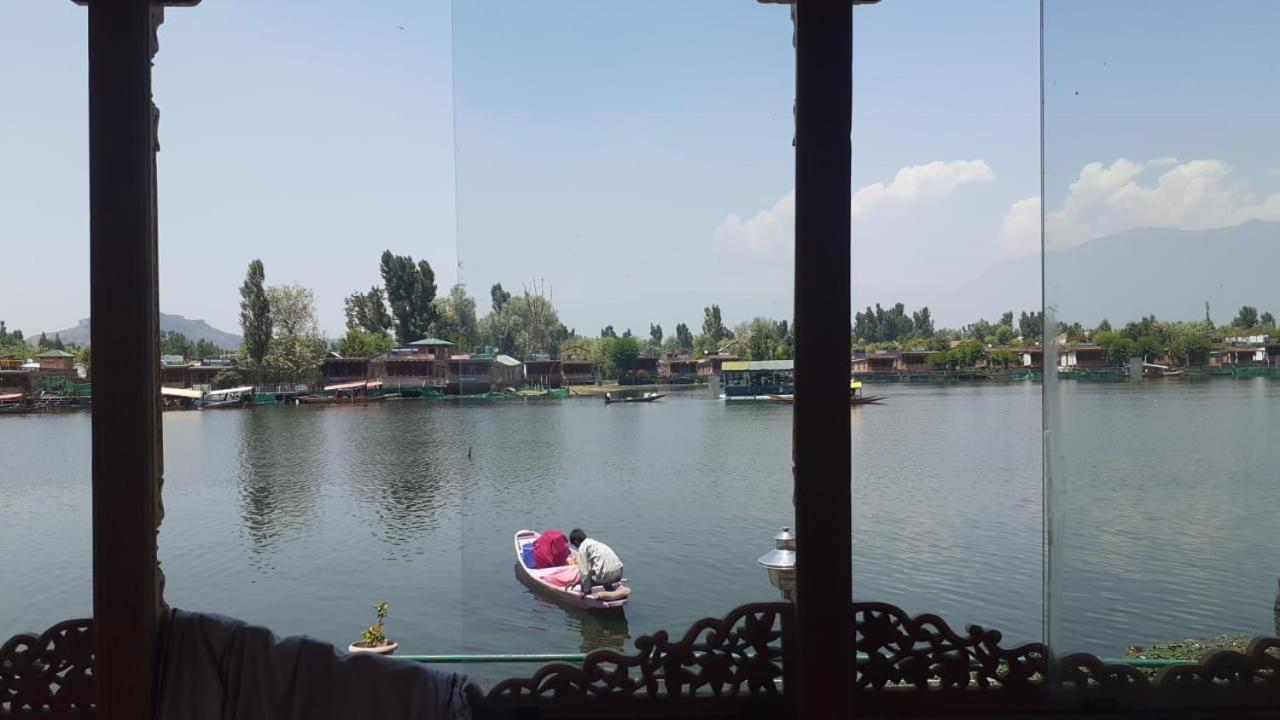 Floating Young Gulshan Houseboat Srīnagar Buitenkant foto